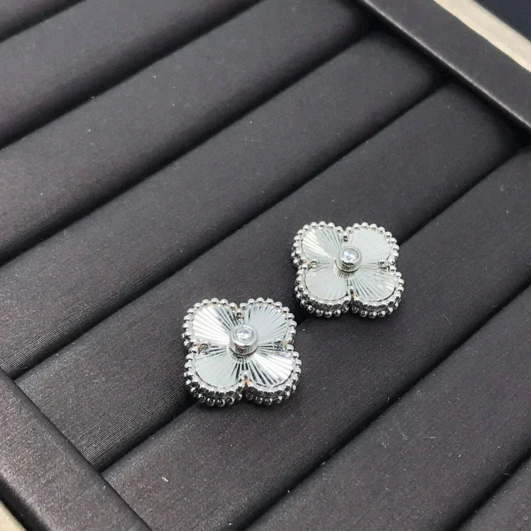 [Regalia jewelry]CLOVER MINI 9.5MM LASER EARRINGS