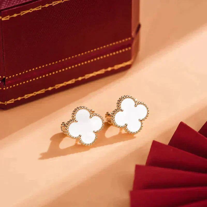 [Regalia jewelry]CLOVER MEDIUM 1 MOTIFS  WHITE MOP STUD EARRINGS
