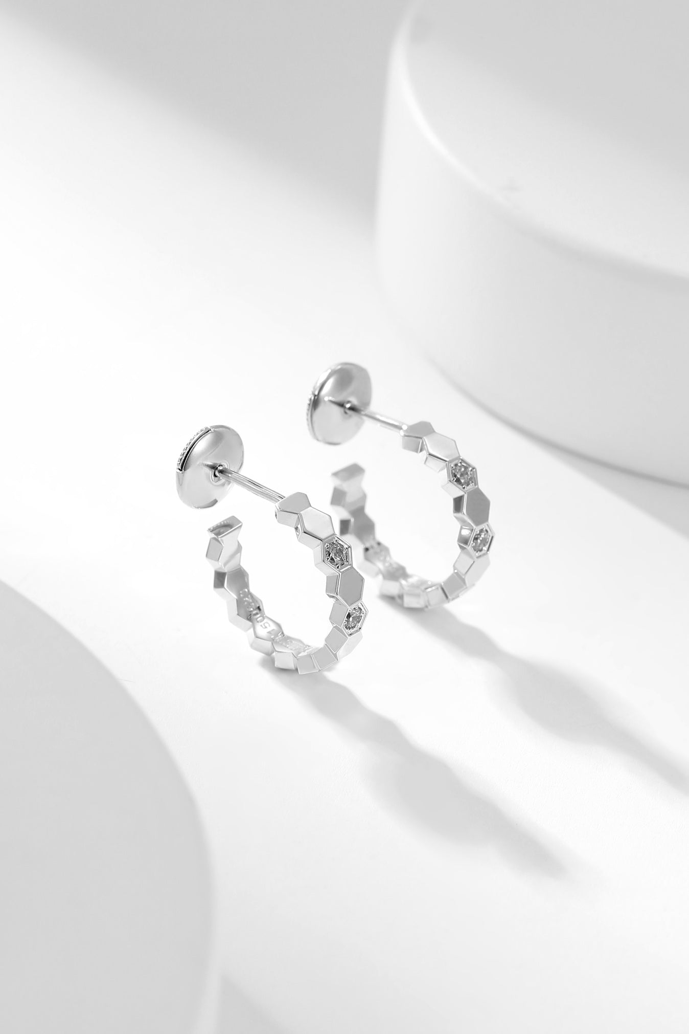 [Regalia jewelry]BEE LOVE DIAMOND HOOP EARRINGS