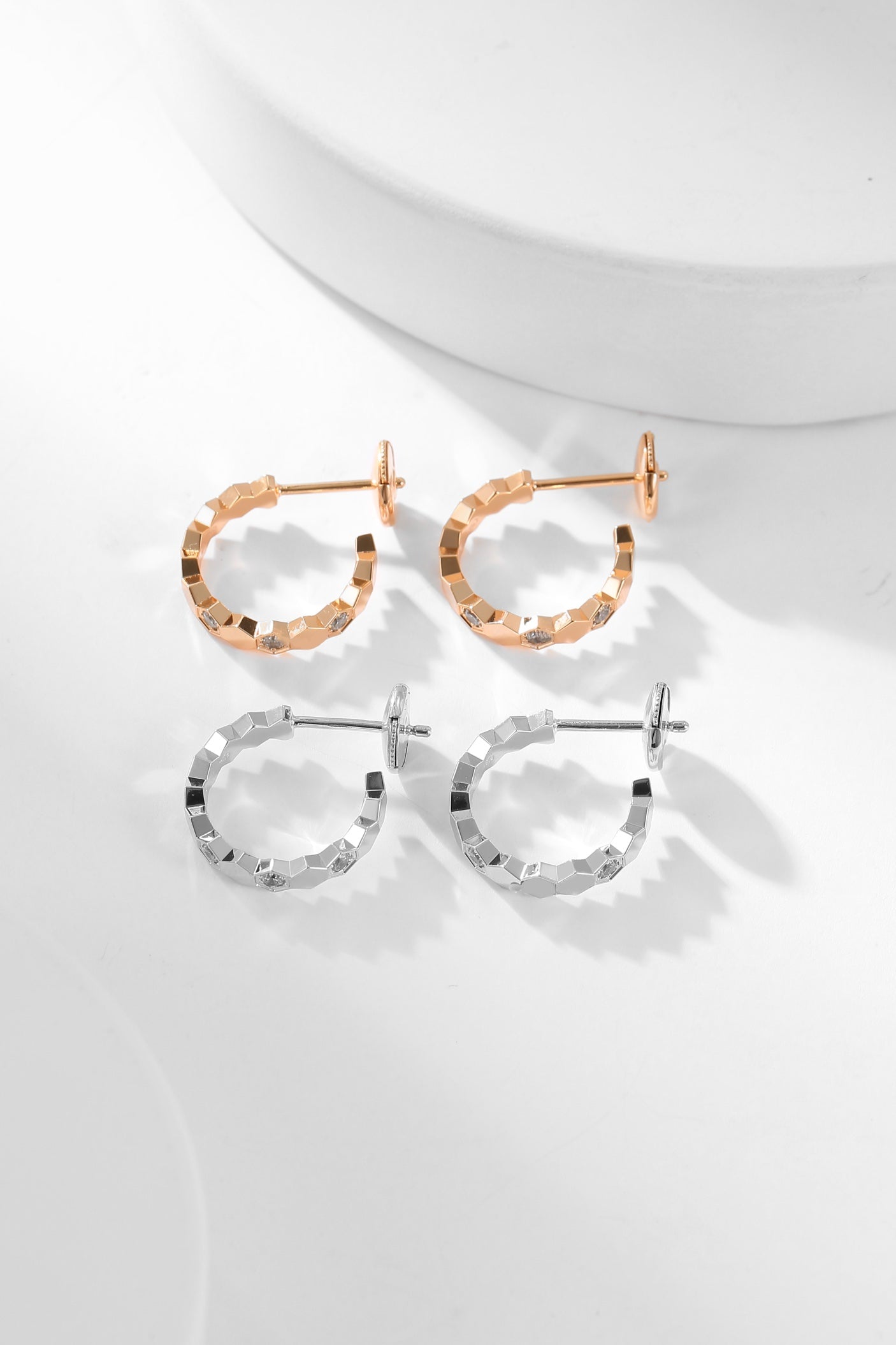 [Regalia jewelry]BEE LOVE DIAMOND HOOP EARRINGS