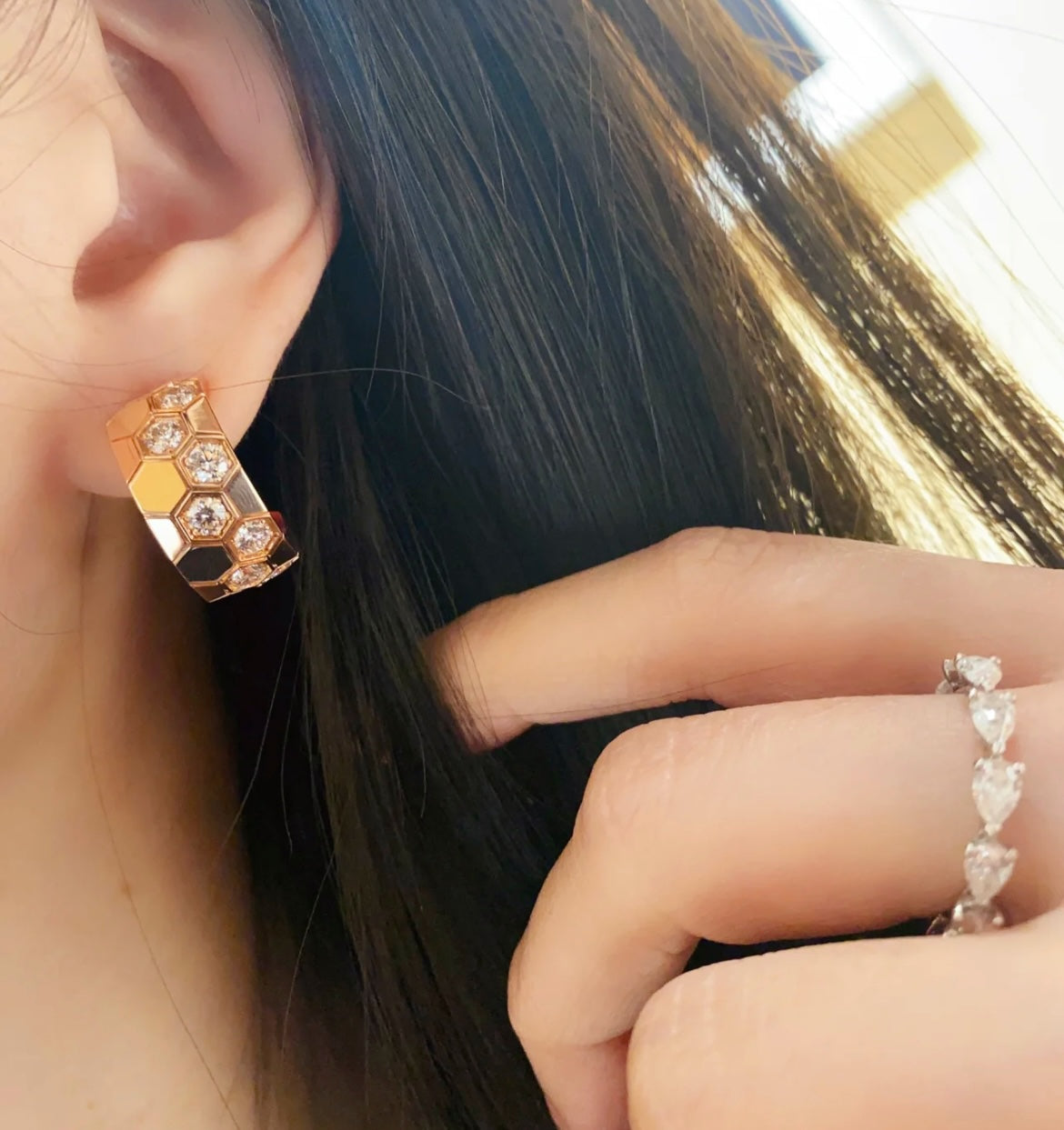 [Regalia jewelry]BEE LOVE DIAMOND HOOP EARRINGS
