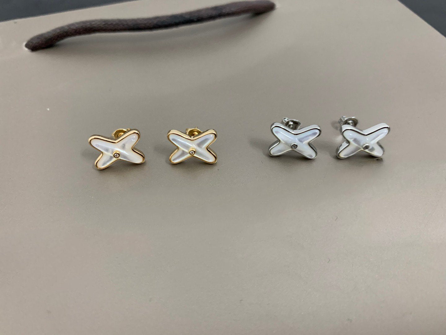 [Regalia jewelry]JEUX DE WHITE MOP SILVER DIAMOND EARRINGS