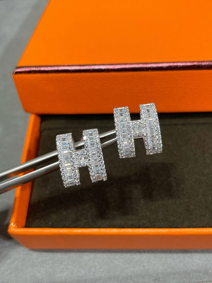 [Regalia jewelry]H STUD EARRINGS WITH SILVER DIAMONDS