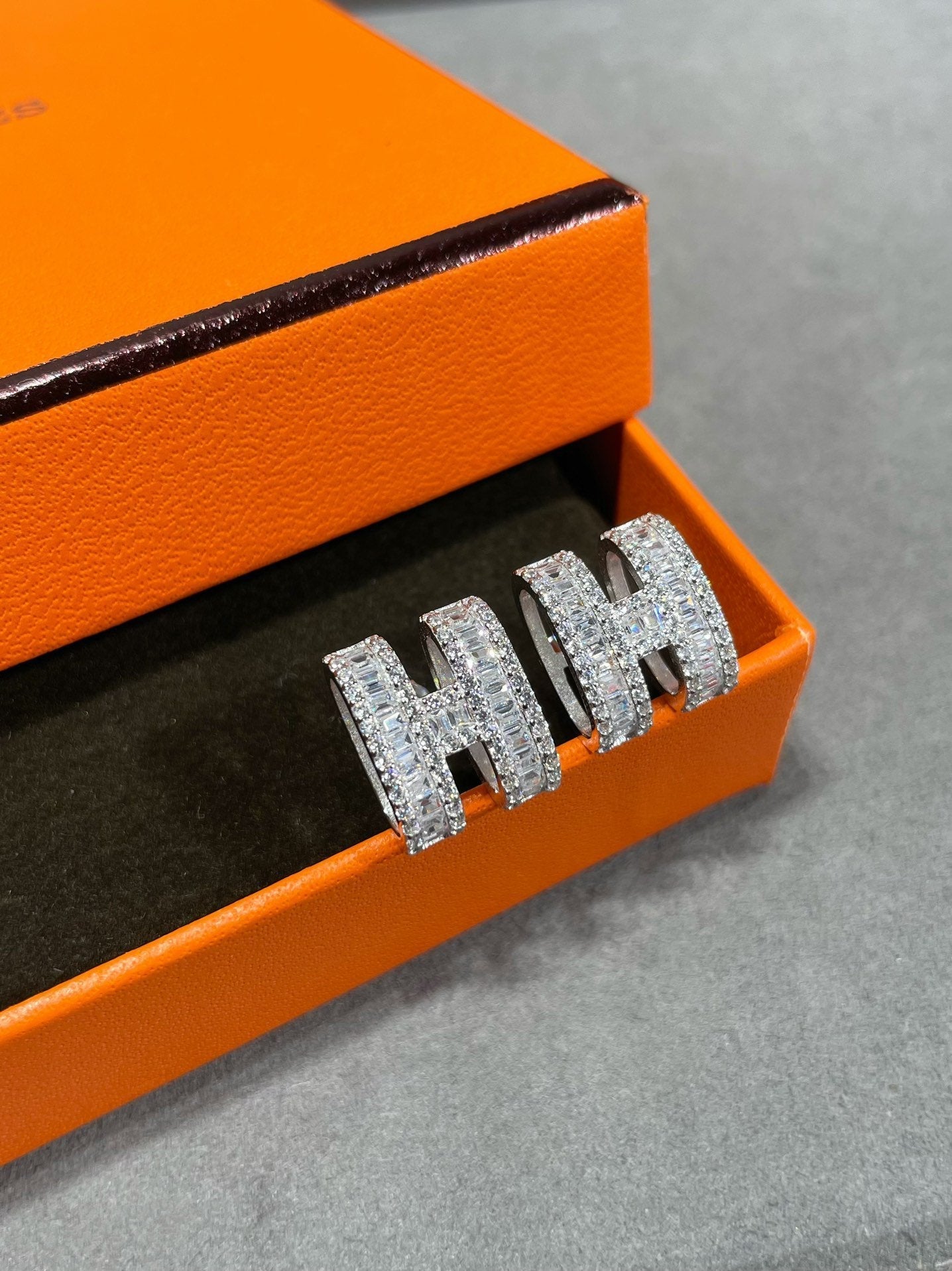 [Regalia jewelry]H STUD EARRINGS WITH SILVER DIAMONDS